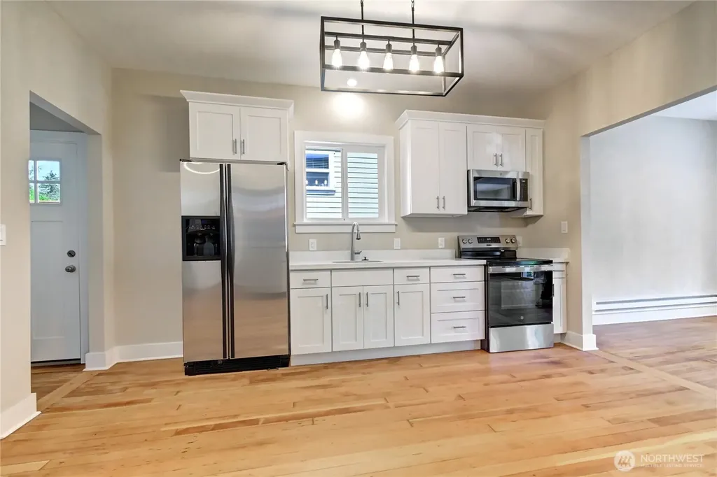7043 17 Avenue NW Seattle WA 98117