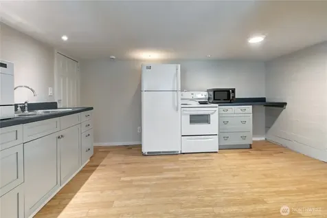 7043 17 Avenue NW Seattle WA 98117