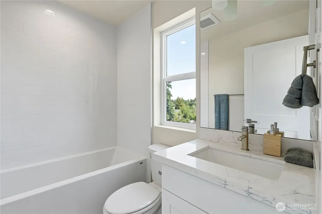 8043 19th Avenue NE Seattle WA 98115
