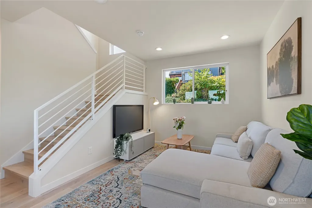 8043 19th Avenue NE Seattle WA 98115