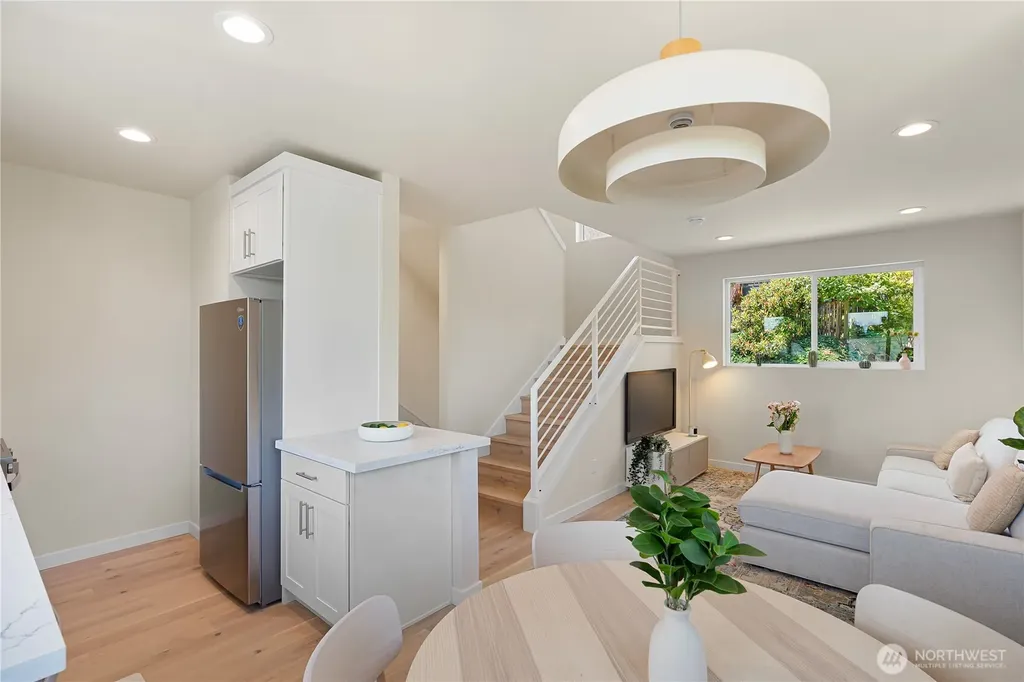 8043 19th Avenue NE Seattle WA 98115