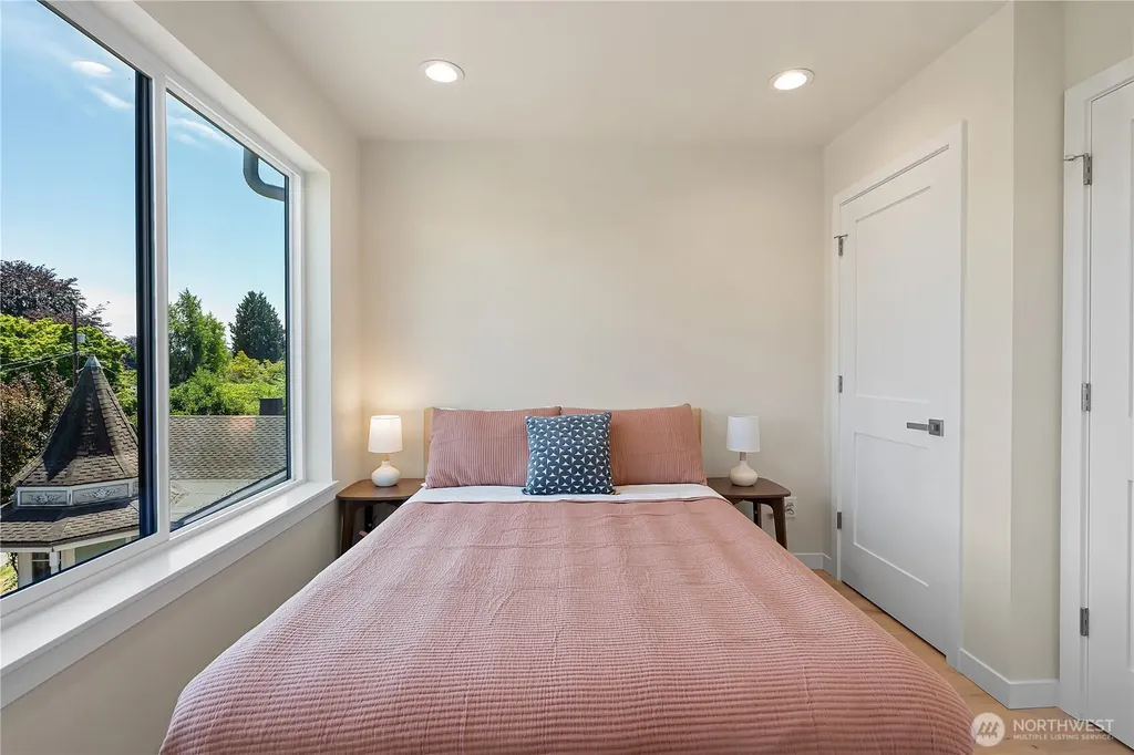 8043 19th Avenue NE Seattle WA 98115