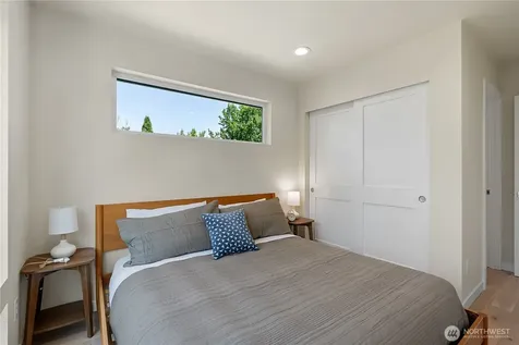 8043 19th Avenue NE Seattle WA 98115