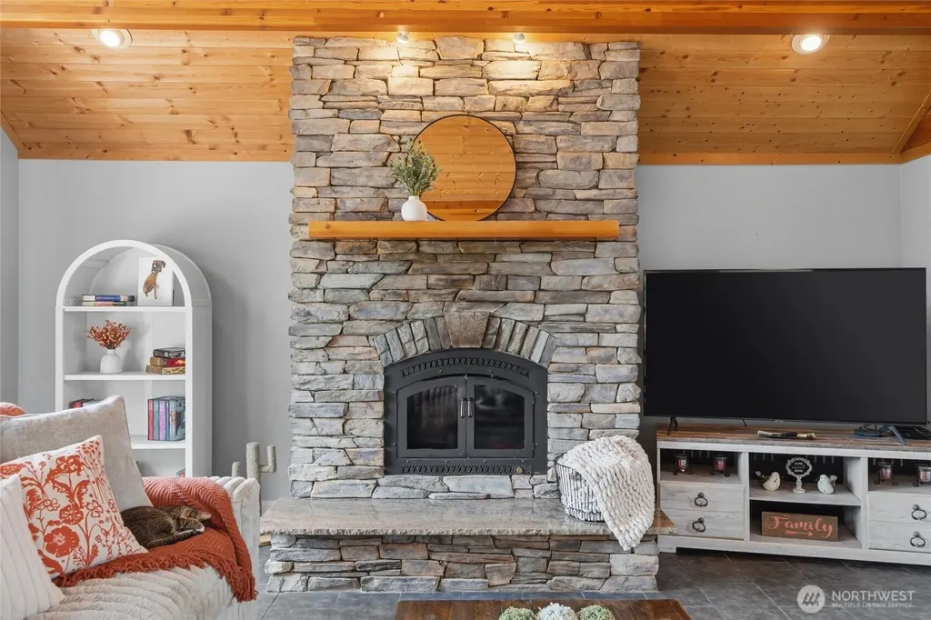 6317 Crescent Beach Road NW Vaughn WA 98394