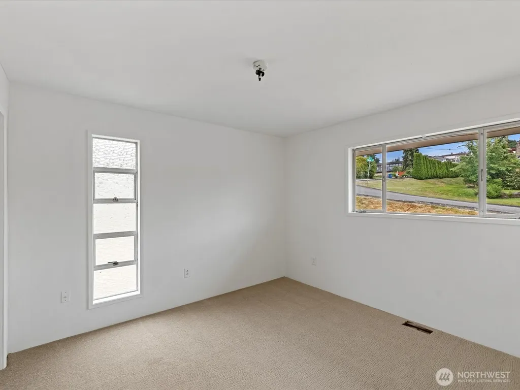 3303 Wave Drive Everett WA 98203