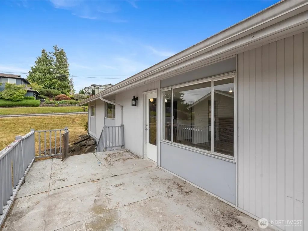 3303 Wave Drive Everett WA 98203