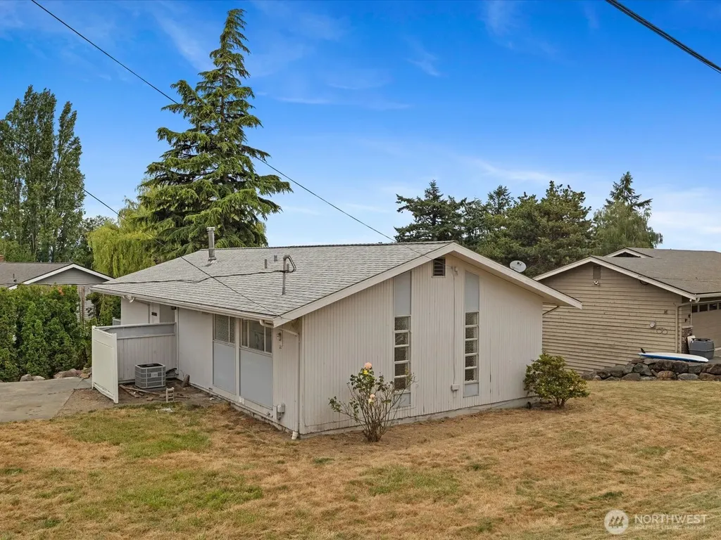 3303 Wave Drive Everett WA 98203