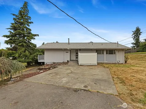3303 Wave Drive Everett WA 98203