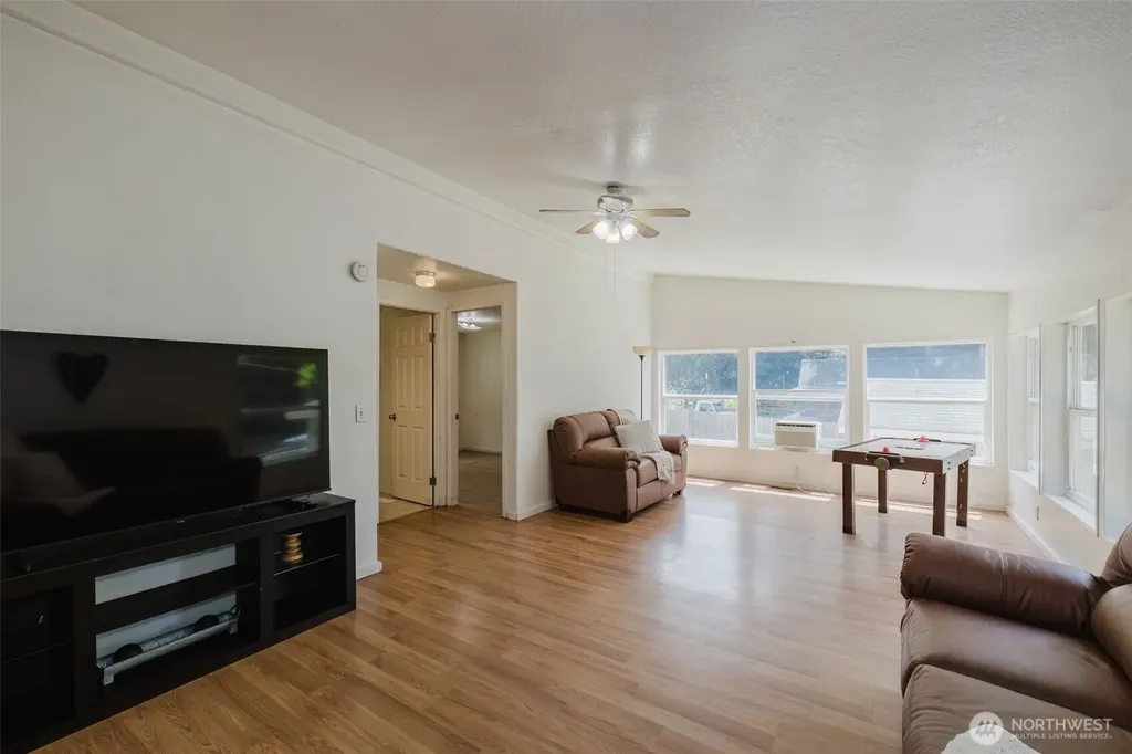 401 E Lk Devereaux Road Allyn WA 98524