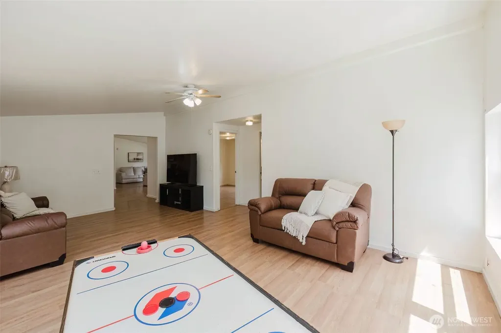 401 E Lk Devereaux Road Allyn WA 98524