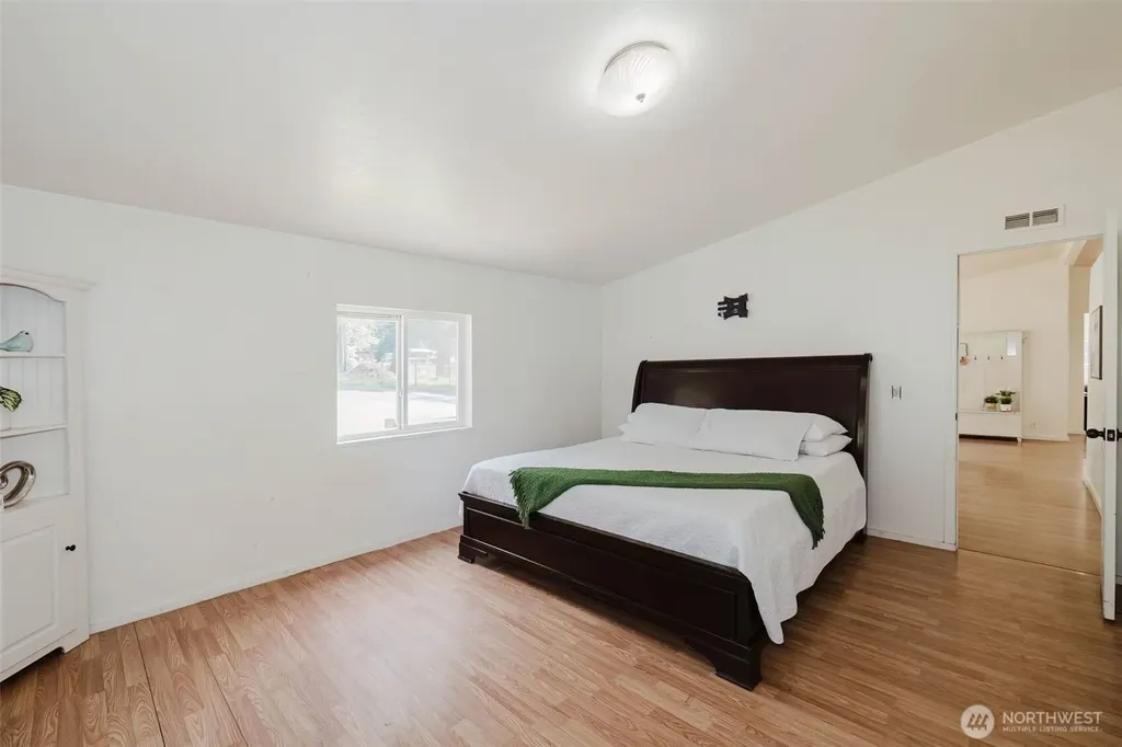 401 E Lk Devereaux Road Allyn WA 98524