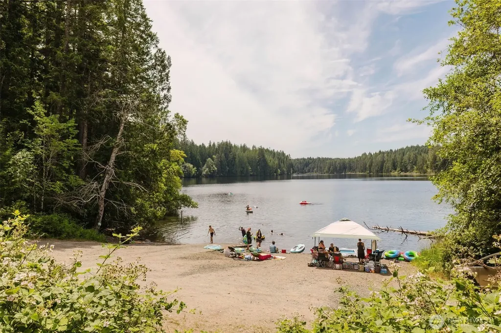 401 E Lk Devereaux Road Allyn WA 98524