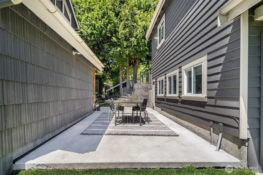 2508 13th Avenue W Seattle WA 98119