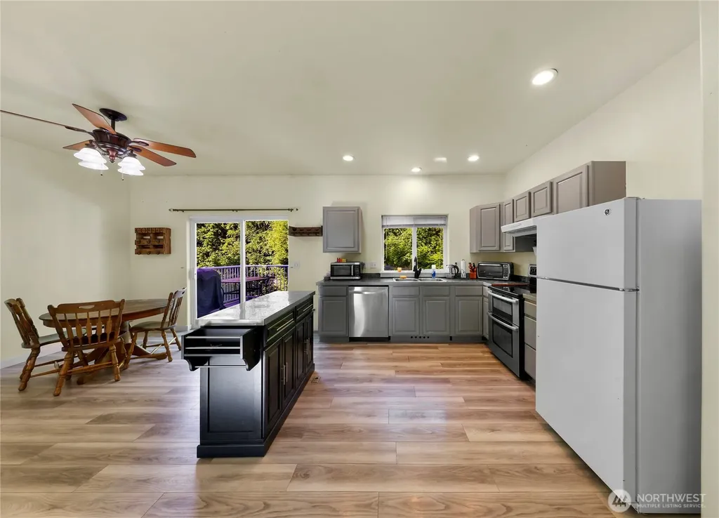 642 Sprague Valley Drive Maple Falls WA 98266