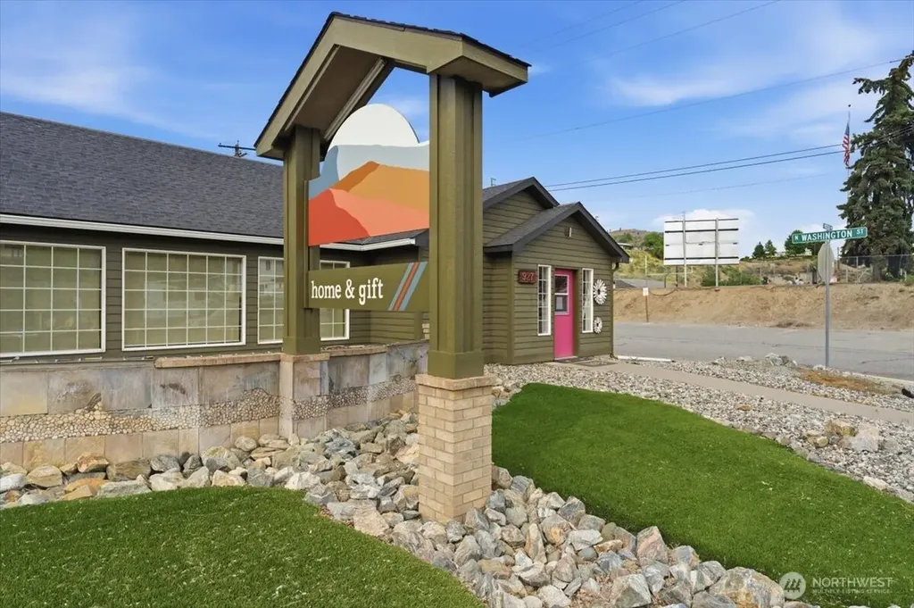 927 E Woodin Avenue Chelan WA 98816