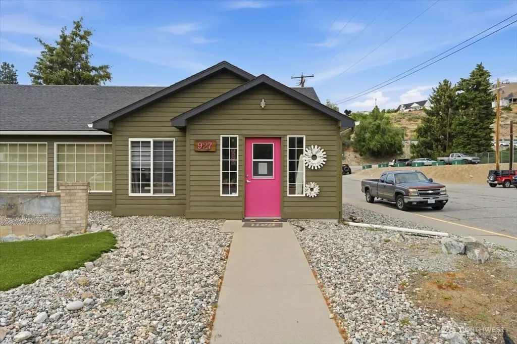 927 E Woodin Avenue Chelan WA 98816