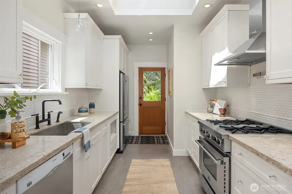 2537 2nd Avenue W Seattle WA 98119