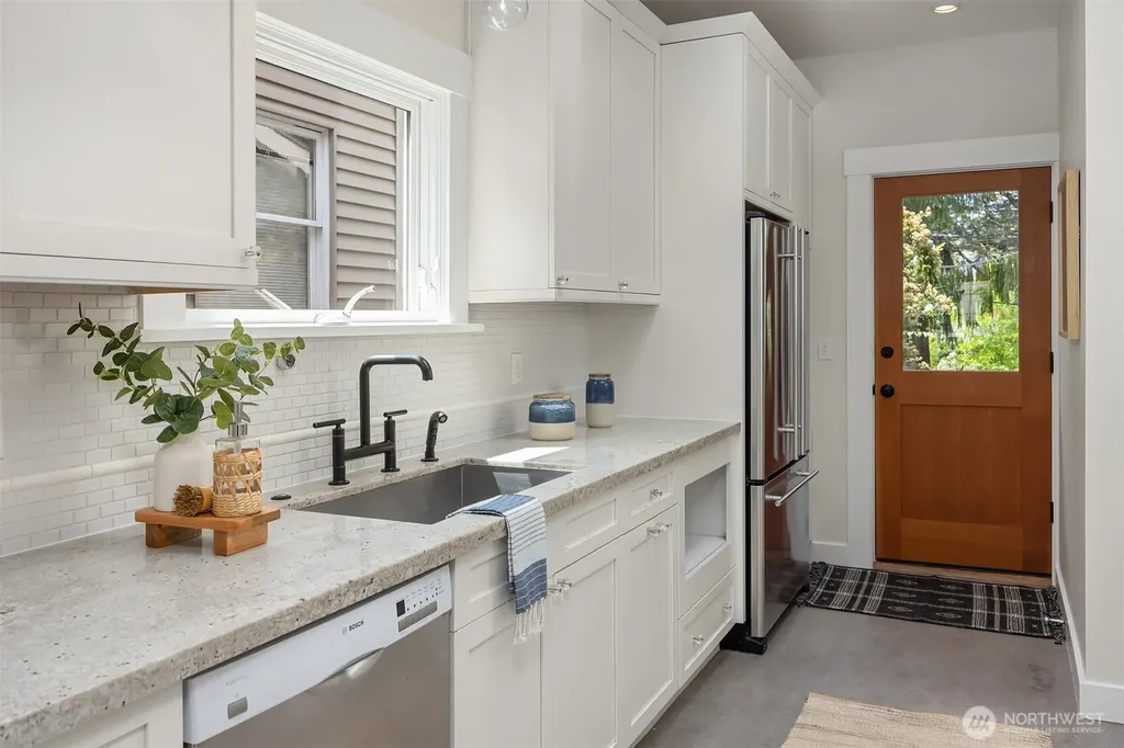 2537 2nd Avenue W Seattle WA 98119
