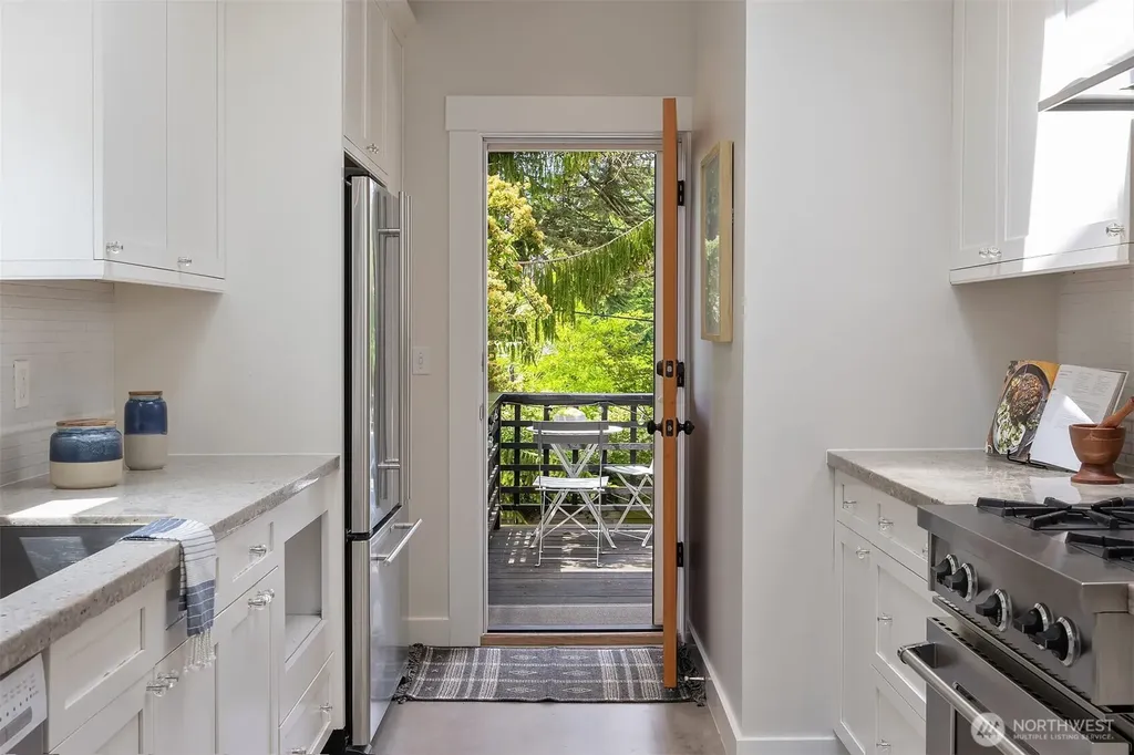 2537 2nd Avenue W Seattle WA 98119
