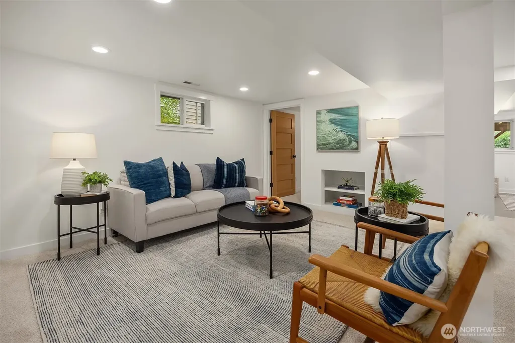 2537 2nd Avenue W Seattle WA 98119