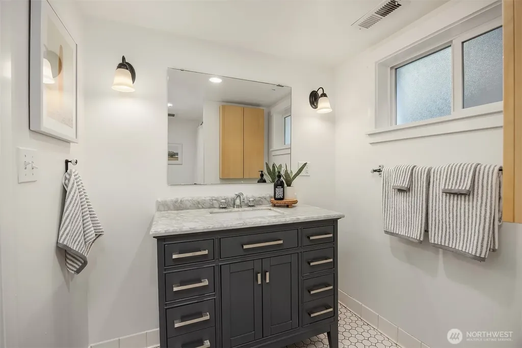 2537 2nd Avenue W Seattle WA 98119