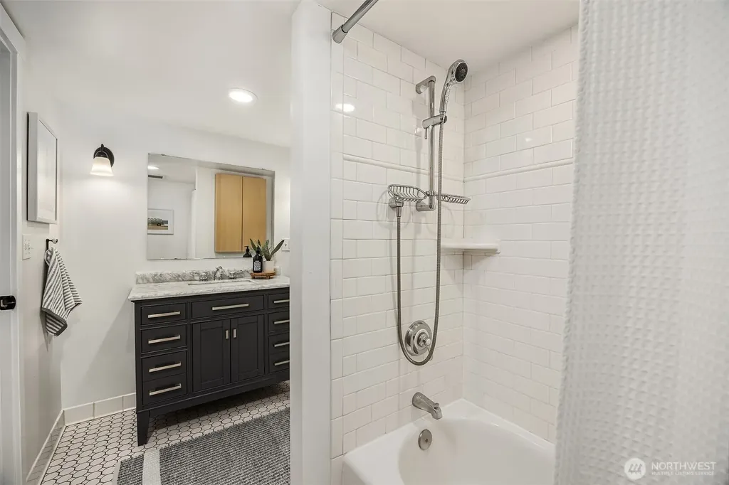 2537 2nd Avenue W Seattle WA 98119