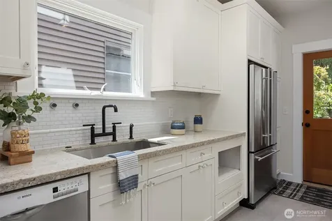 2537 2nd Avenue W Seattle WA 98119