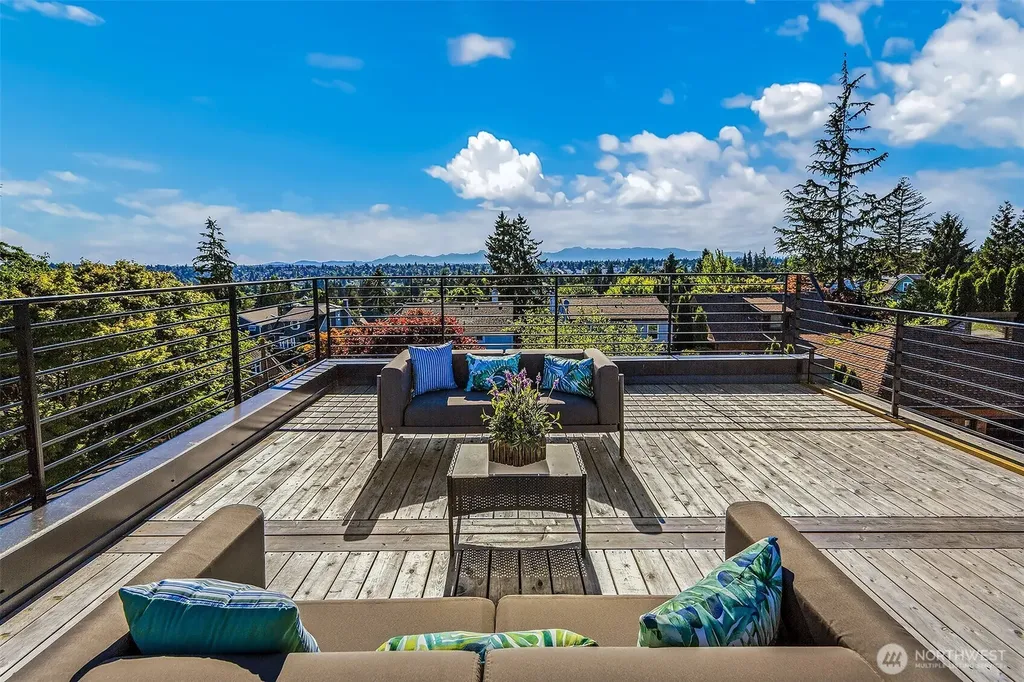 332 NE Elk Place Seattle WA 98115