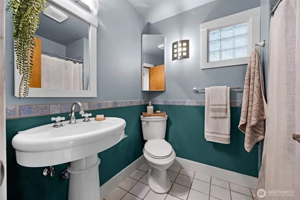 12521 2nd Avenue NE Seattle WA 98125