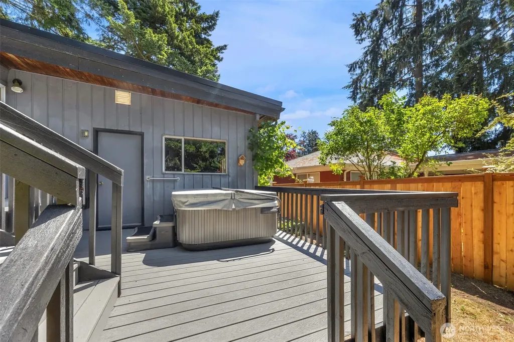 12521 2nd Avenue NE Seattle WA 98125
