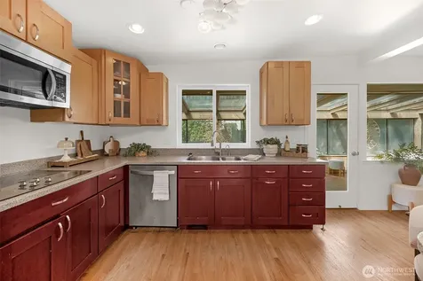 12521 2nd Avenue NE Seattle WA 98125