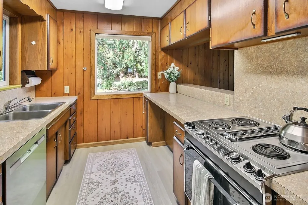 31602 W Lake Morton Drive SE Kent WA 98042