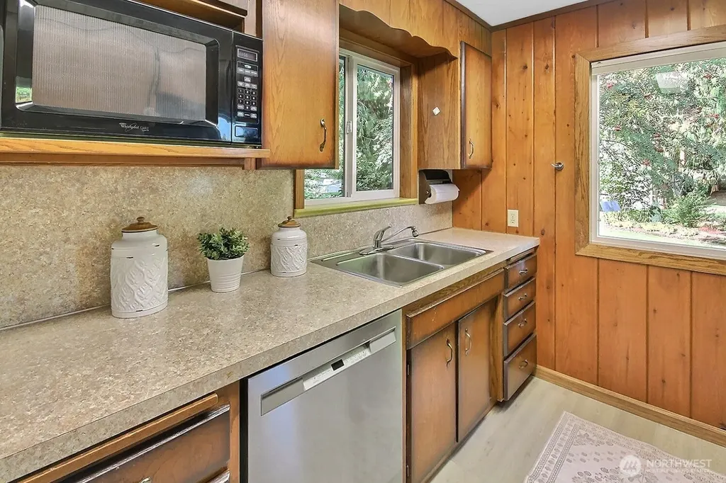 31602 W Lake Morton Drive SE Kent WA 98042