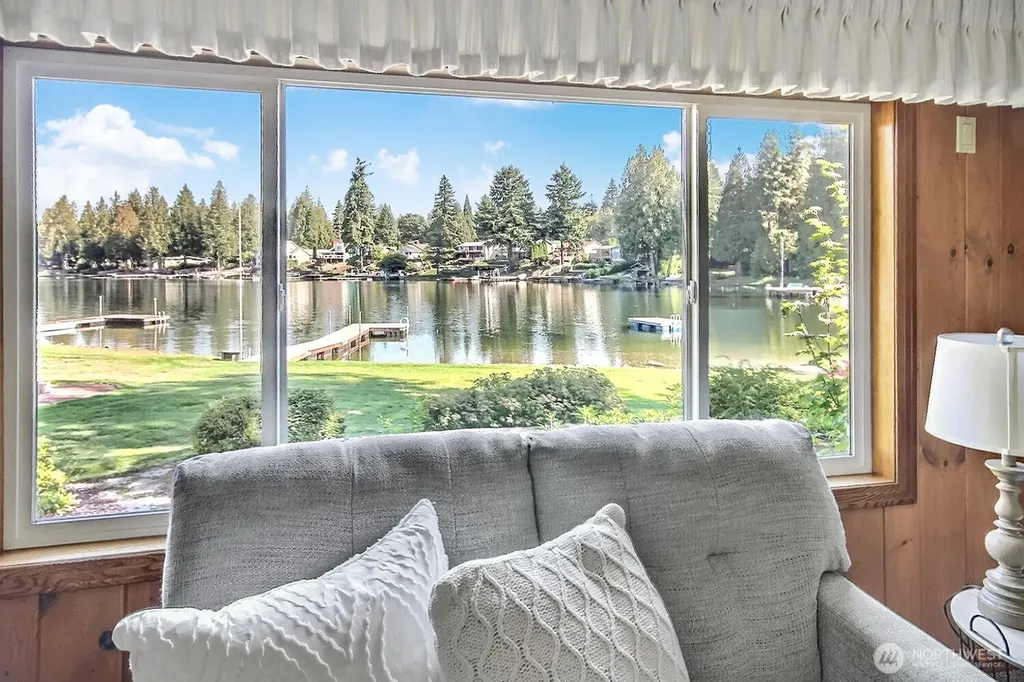 31602 W Lake Morton Drive SE Kent WA 98042