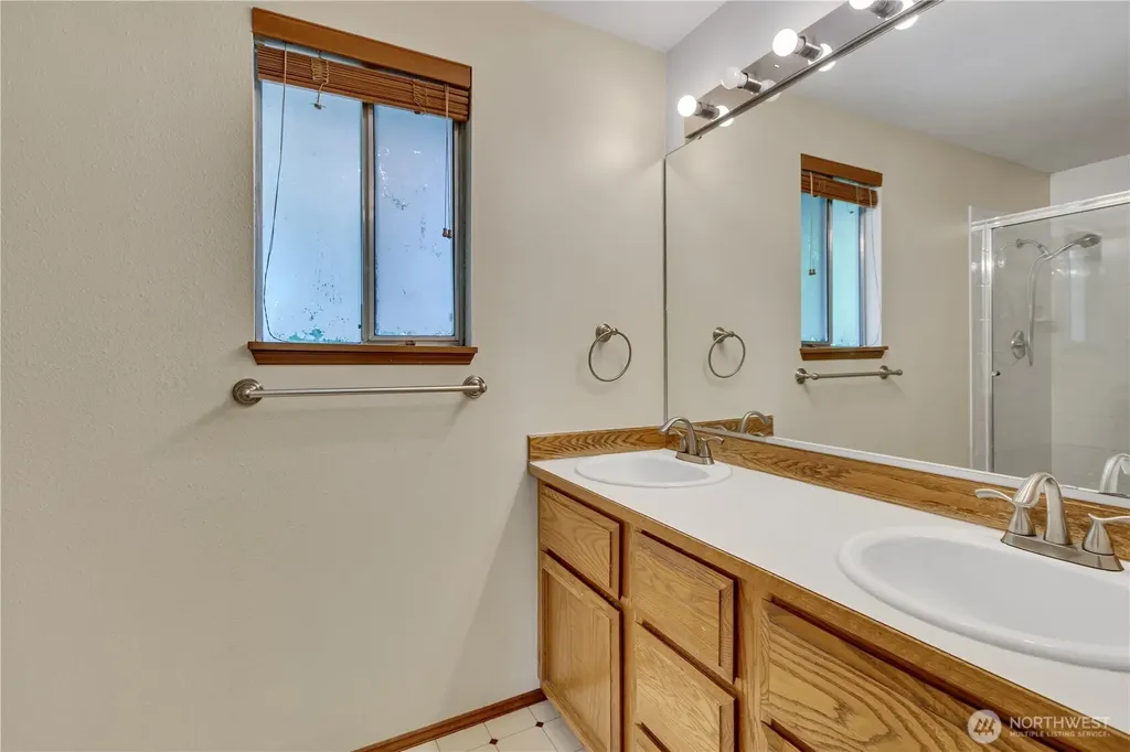 21211 95th Court S Kent WA 98031