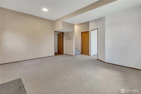 21211 95th Court S Kent WA 98031