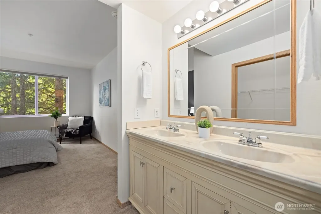 22112 S 42nd Avenue S Kent WA 98032