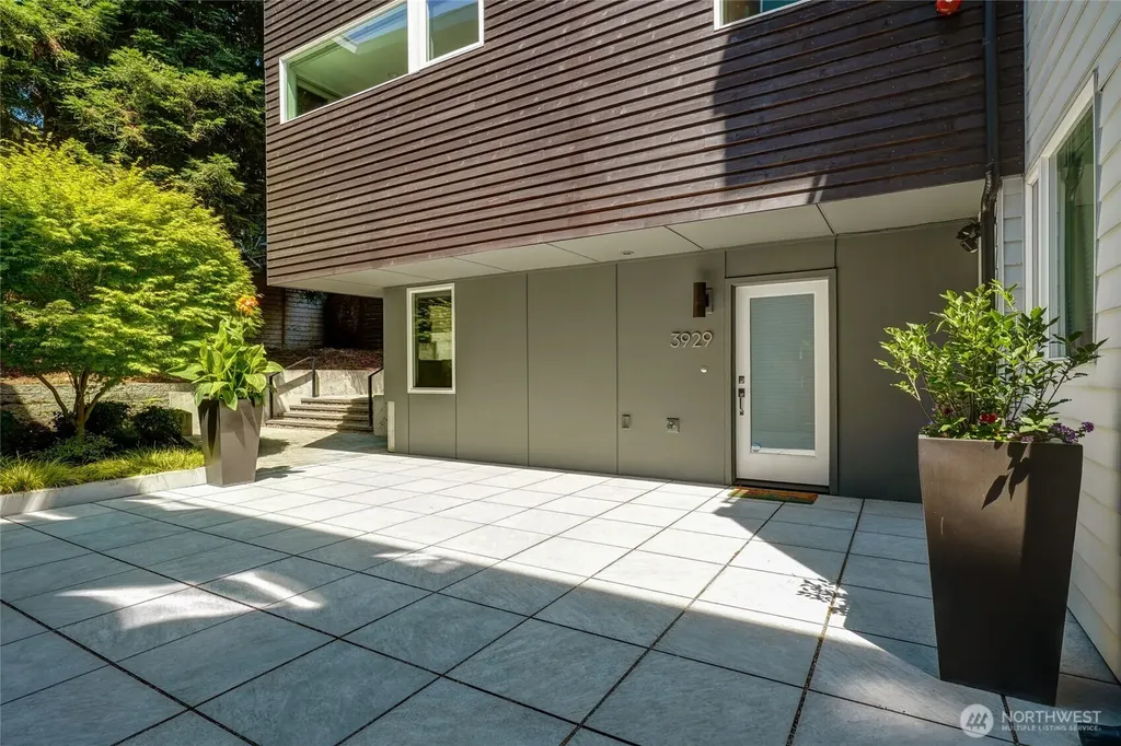 3929 2nd Avenue NE Seattle WA 98105