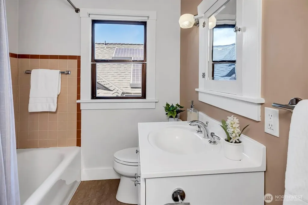 2714 Queen Anne Avenue N Seattle WA 98109