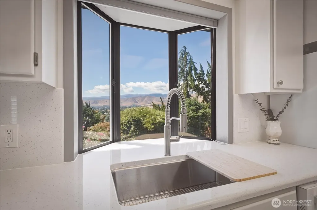 330 Sunnyslope Heights Wenatchee WA 98801