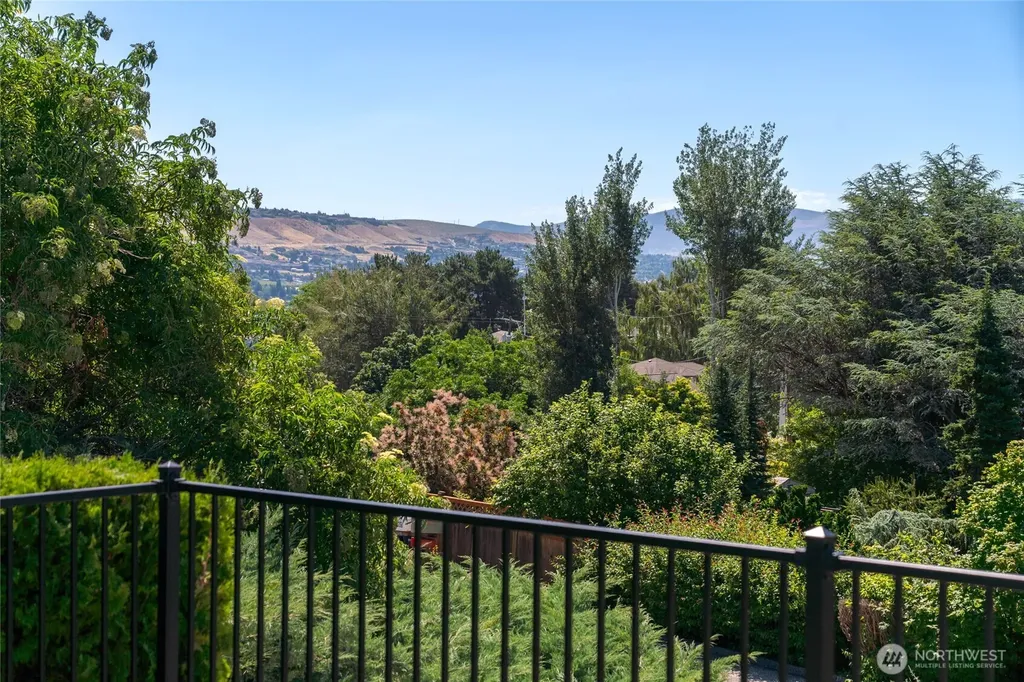 330 Sunnyslope Heights Wenatchee WA 98801