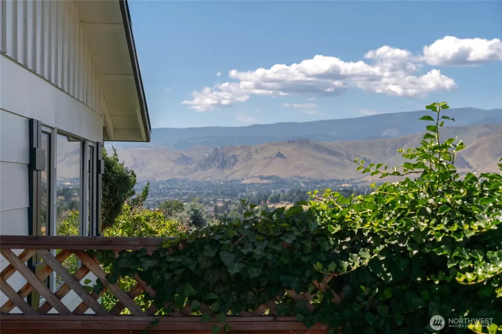 330 Sunnyslope Heights Wenatchee WA 98801