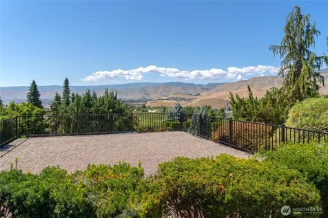 330 Sunnyslope Heights Wenatchee WA 98801