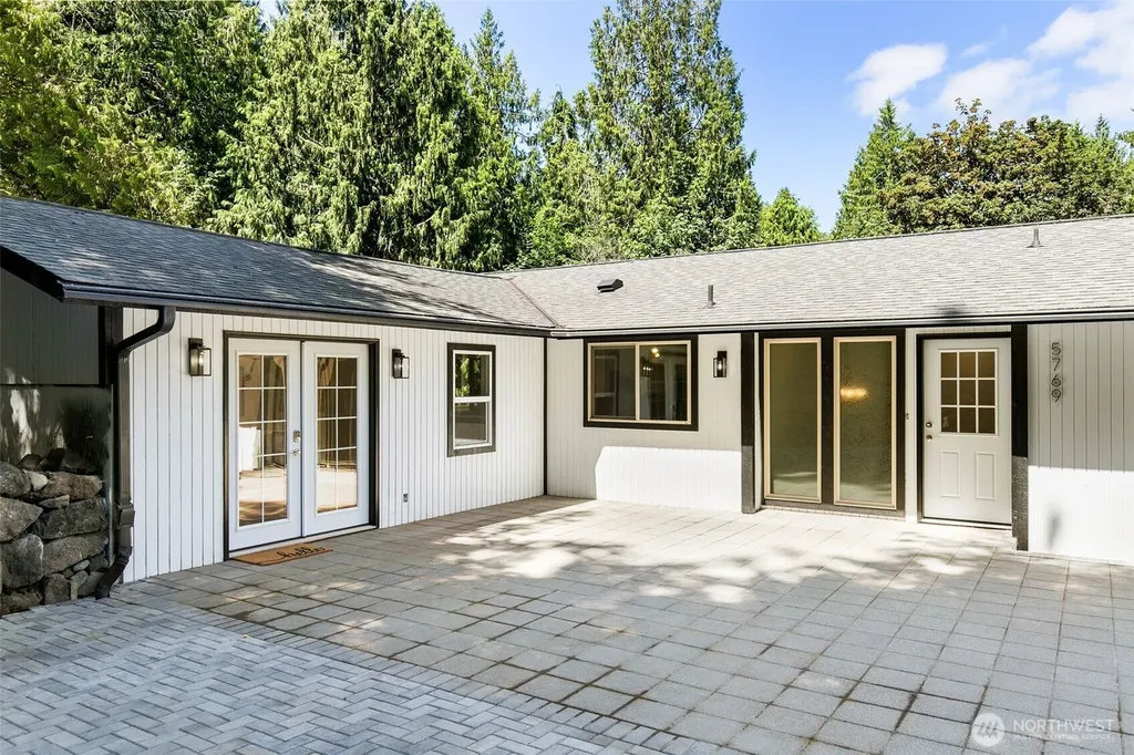 5769 Blakely Avenue NE Bainbridge Island WA 98110