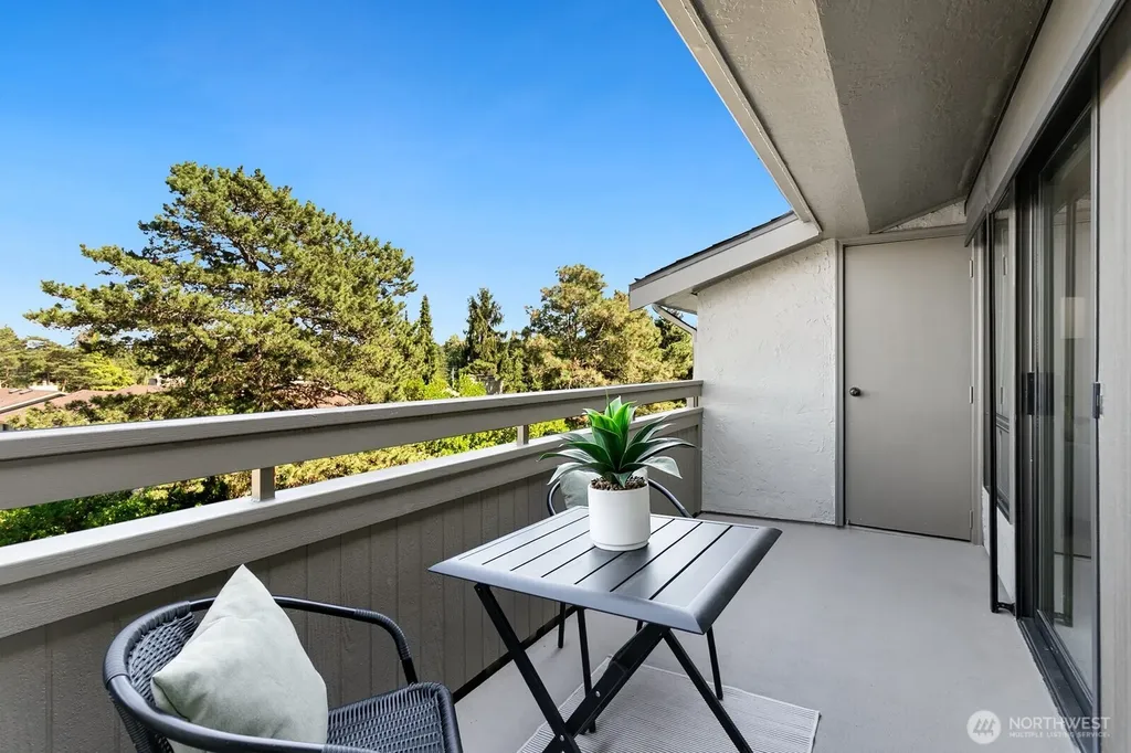 6652 Parkpoint Way NE Seattle WA 98115
