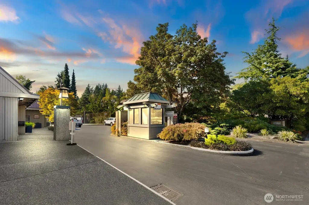 6652 Parkpoint Way NE Seattle WA 98115