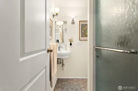 6652 Parkpoint Way NE Seattle WA 98115
