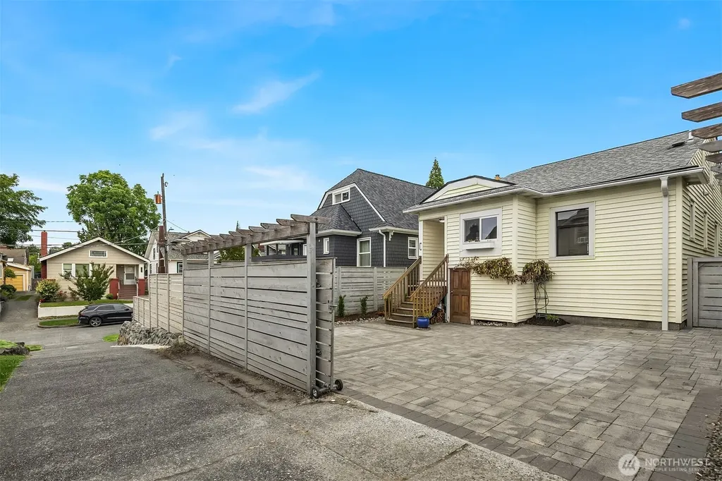 5215 Latona Avenue NE Seattle WA 98105