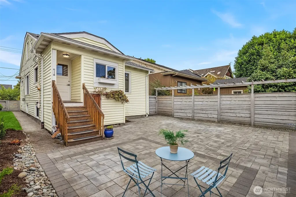 5215 Latona Avenue NE Seattle WA 98105