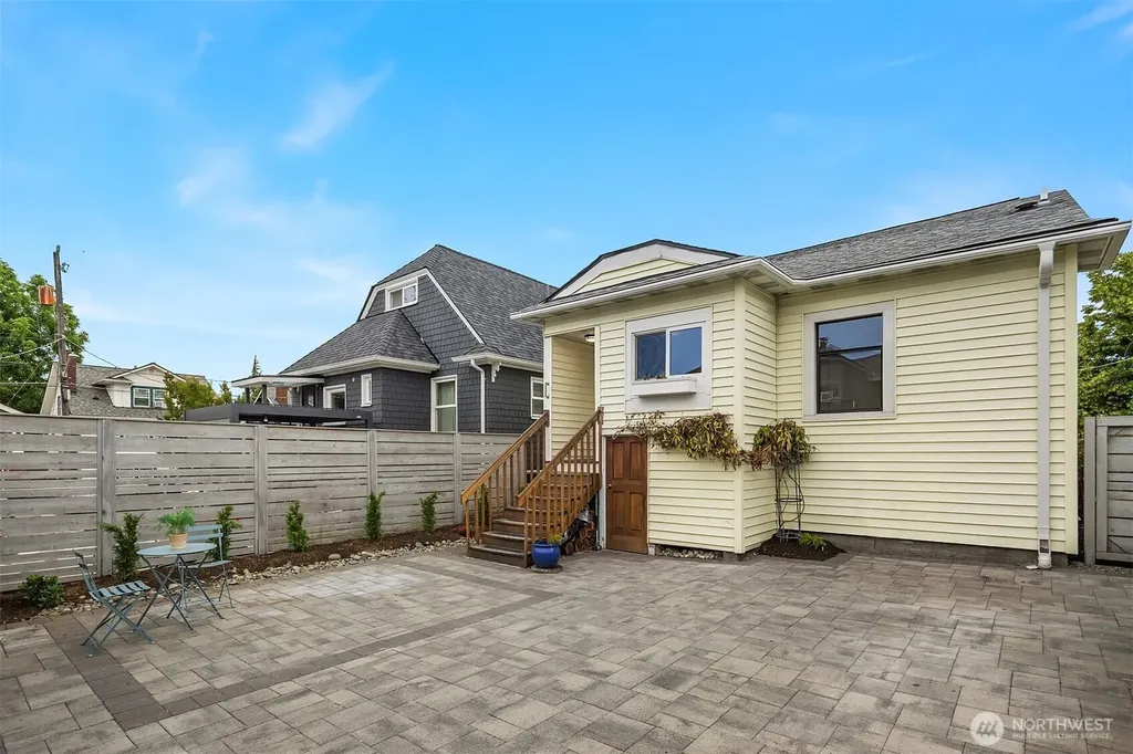 5215 Latona Avenue NE Seattle WA 98105
